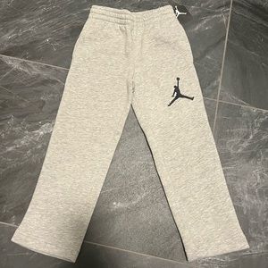Boys Jordan sweatpants size Small (4/5)